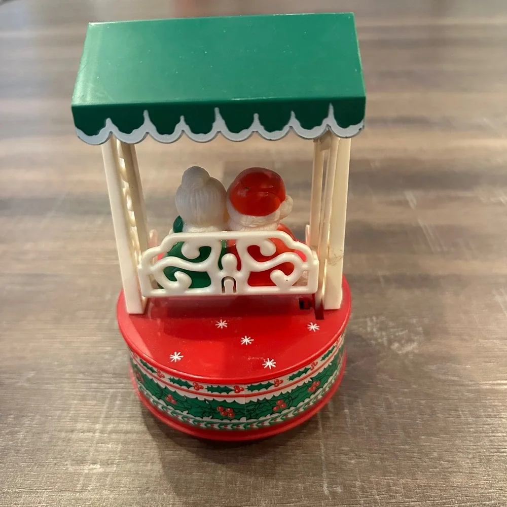 Vintage 1979 Yuletide Enterprises Santa Mrs Claus Swing Music Box Christmas 2037